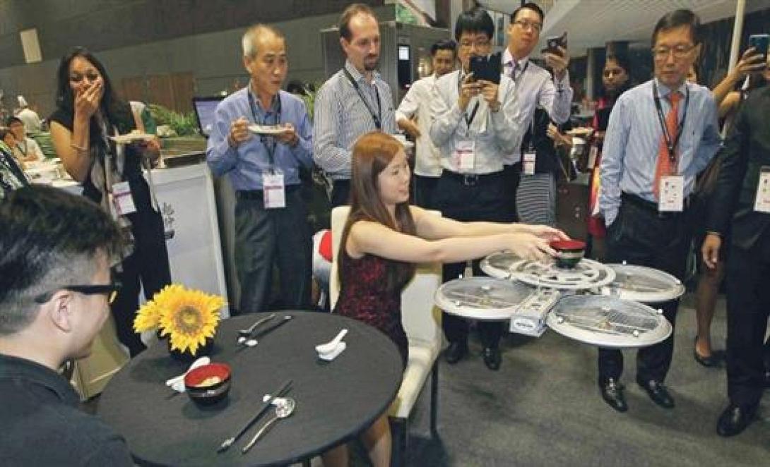 Η ιπτάμενη τεχνολογία "απογειώνει" το… τραπέζι σας (βίντεο)