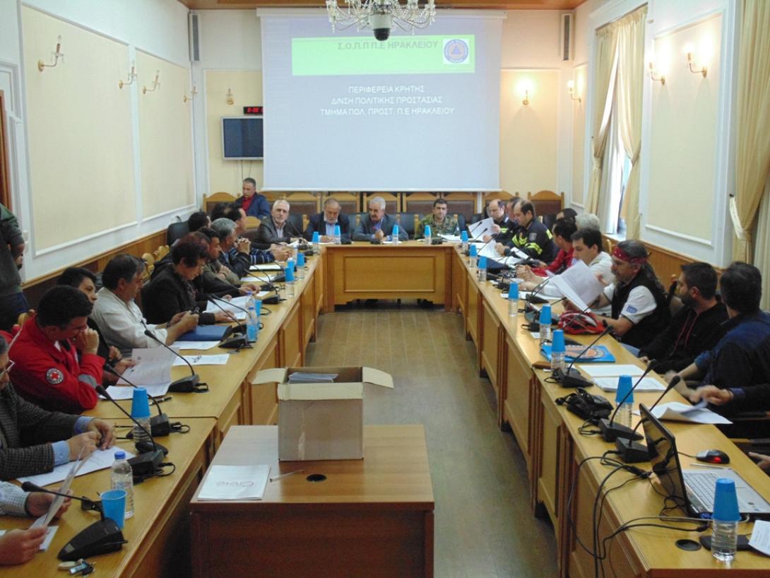 Συνάντηση στη Περιφέρεια για τις δράσεις Πολιτικής Προστασίας στη ΠΕ Ηρακλείου