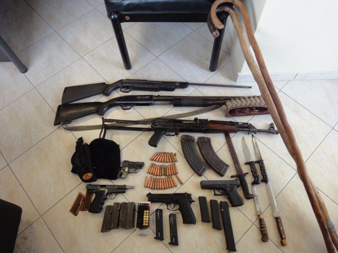 Ολόκληρο οπλοστάσιο στην κατοχή τεσσάρων στη Μεσσαρά 