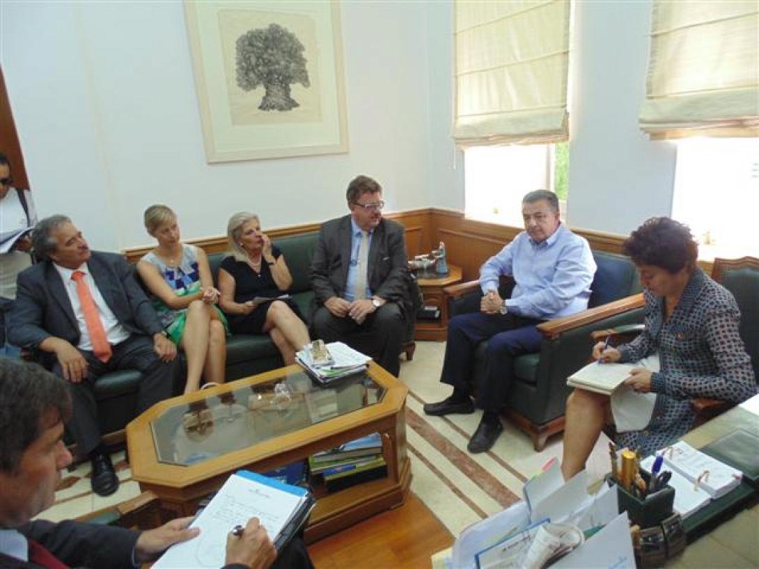 Αρναουτάκης σε Φούχτελ: Αναθεωρήστε την πολιτική σας για την Ελλάδα