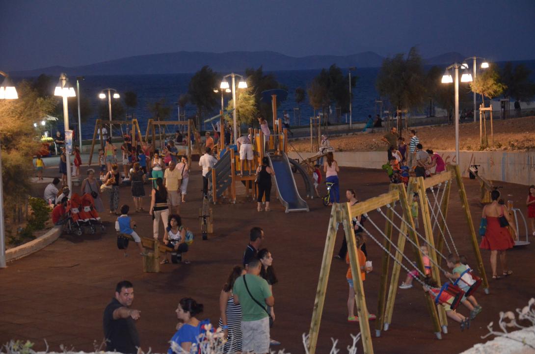 Πλήθος κόσμου στις νέες παιδικές χαρές της παραλιακής Ηρακλείου