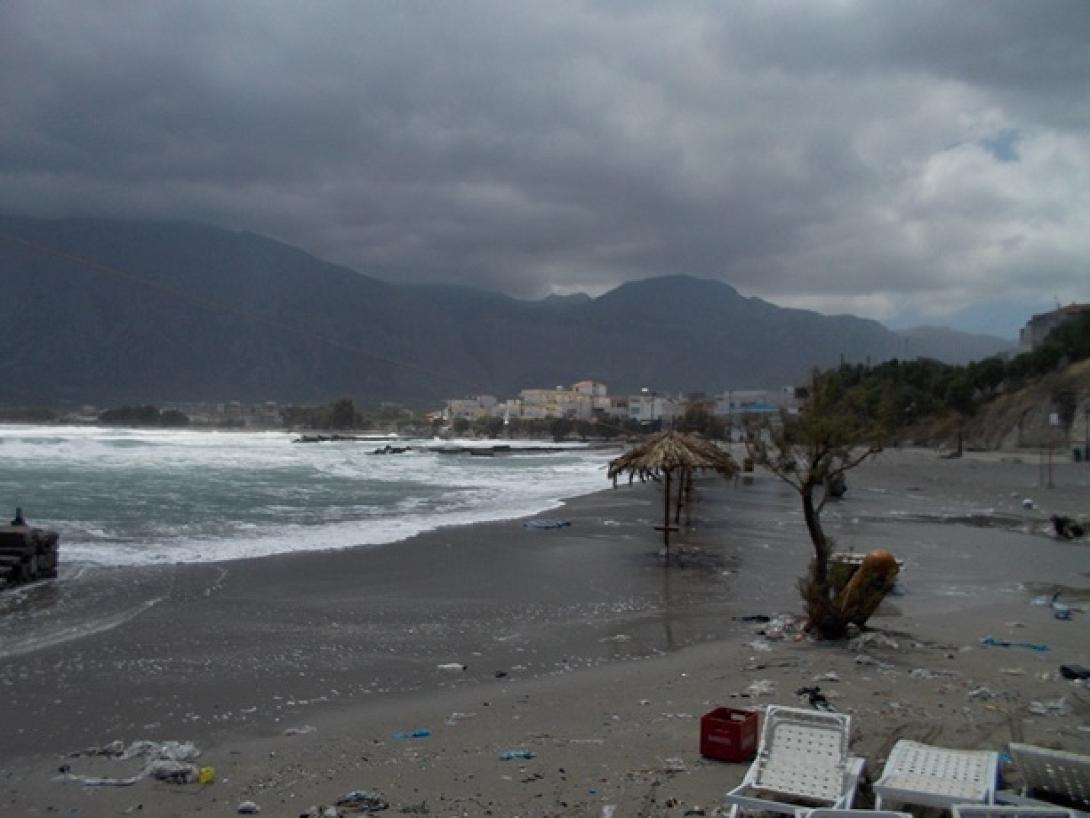 Μόνο καλοκαίρι δεν θυμίζει στην Παχειά Άμμο - Άνεμοι 9 μποφόρ! (φωτογραφίες)