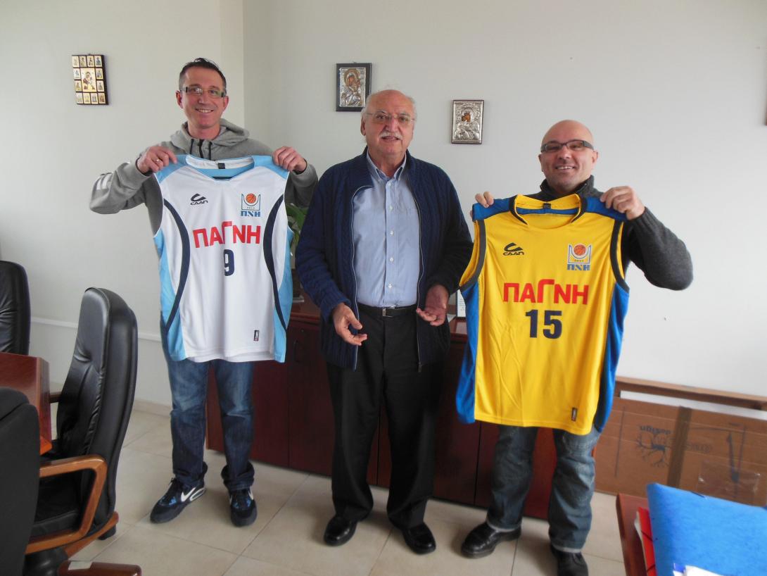 Επίσκεψη ομάδας μπάσκετ ΠΑΓΝΗ στο Διοικητή της ΥΠΕ