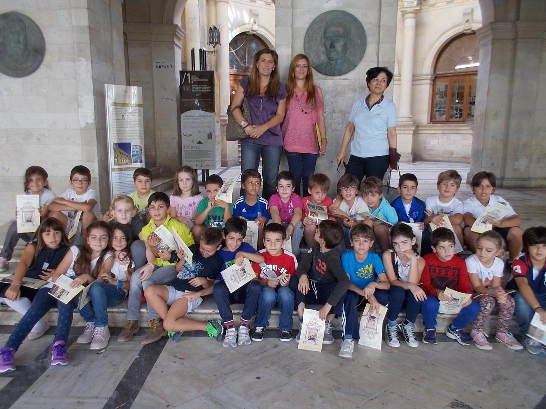 Μικροί μαθητές ξεναγήθηκαν στη Λότζια