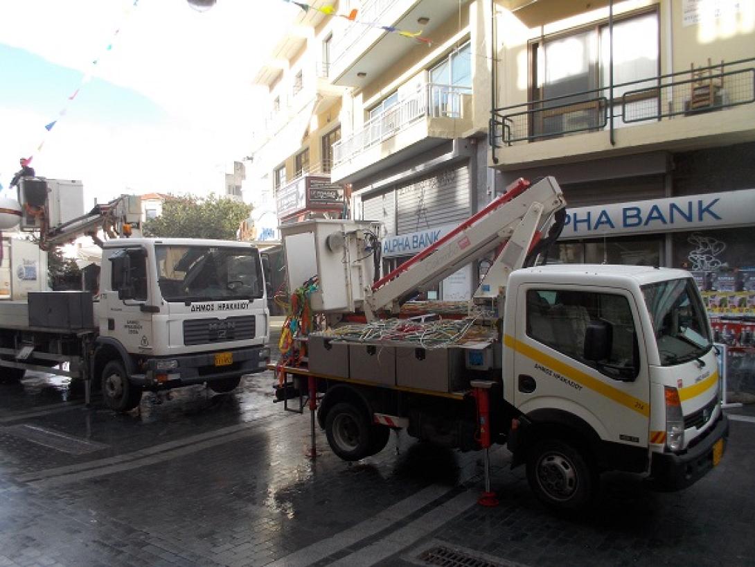 Στολίζει ο Δήμος Ηρακλείου για το Καστρινό καρναβάλι (φωτογραφίες)