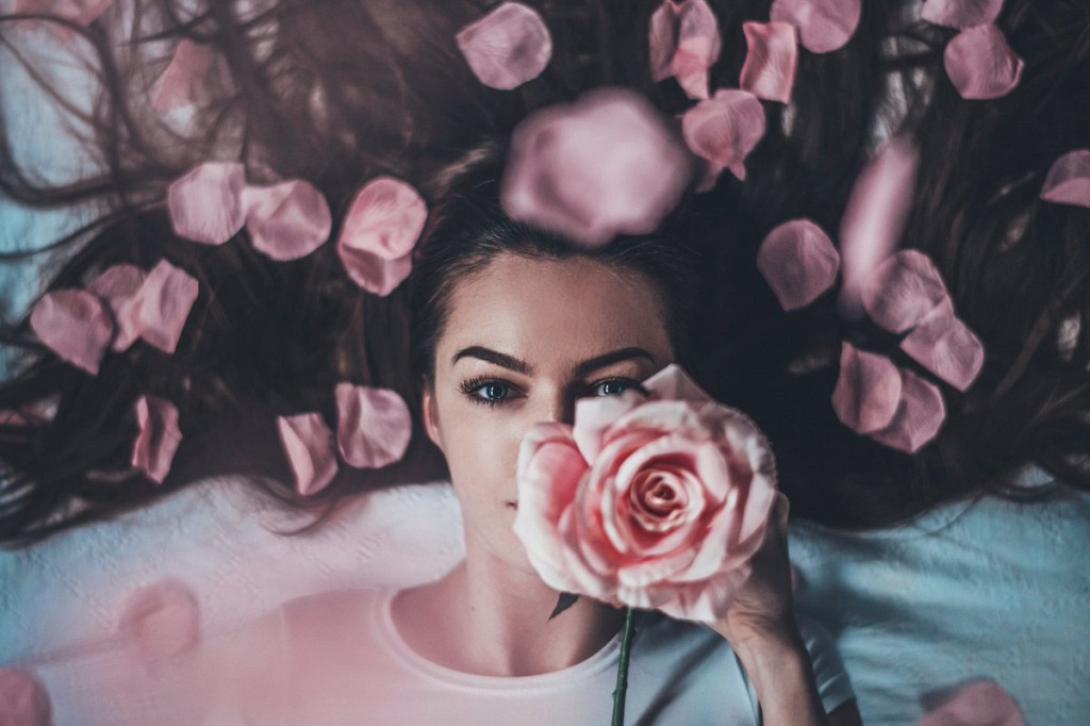 γυναίκα γιορτή λουλούδια