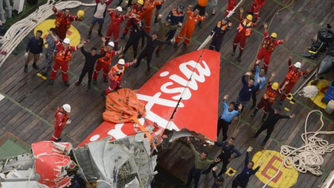 Το αεροσκάφος της AirAsia εξερράγη πριν συντριβεί στη θάλασσα