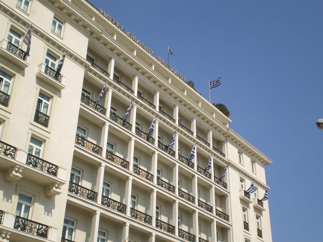 Η Γαλανόλευκη στο Σύνταγμα πασχίζει να υποσκελίσει τα ... κάγκελα