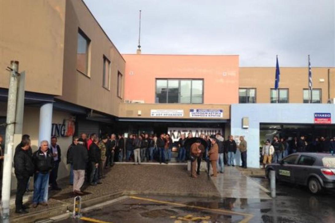 Σε κλοιό διαδηλωτών η ΔΟΥ Ηρακλείου για τον ΕΝΦΙΑ