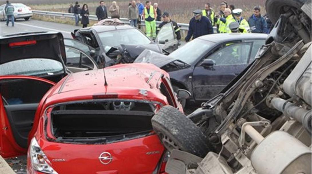 Πέντε οι νεκροί και 30 οι τραυματίες στη φονική καραμπόλα της Βέροιας