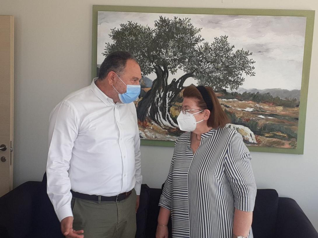 Γιάννης Κουράκης και Λίνα Μενδώνη. Η υπουργός πραγματοποιεί τριήμερη επίσκεψη στην Κρήτη.