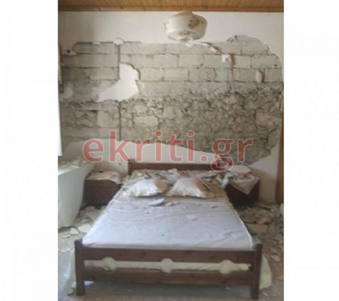 Κομμάτια του τοίχου έπεσαν πάνω στο κρεβάτι