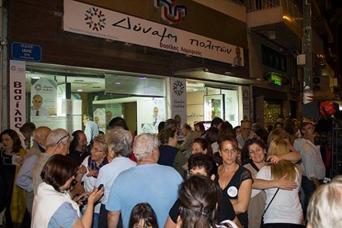 Πυκνώνει ο κόσμος στο εκλογικό κέντρο του Βασίλη Λαμπρινού...