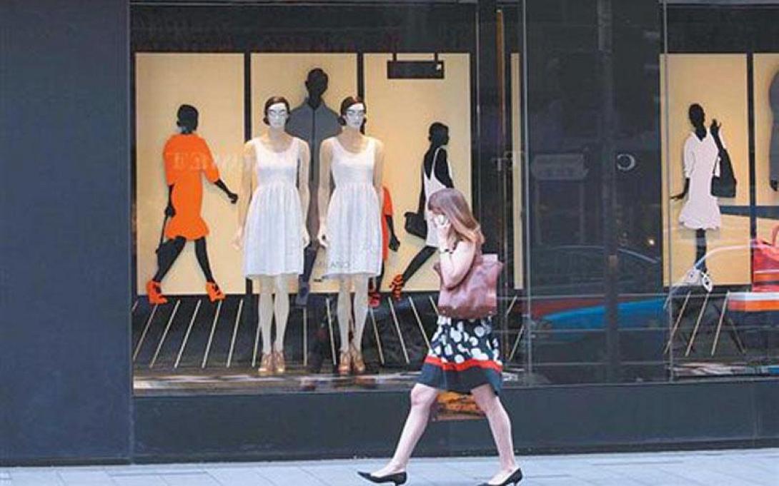 "Έξυπνες" κούκλες στις βιτρίνες των καταστημάτων