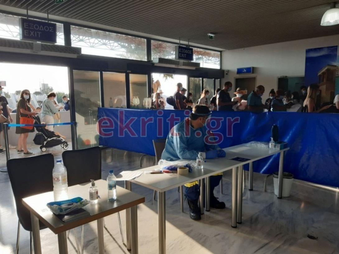 Πυροσβέστης κατά τον έλεγχο στο αεροδρόμιο