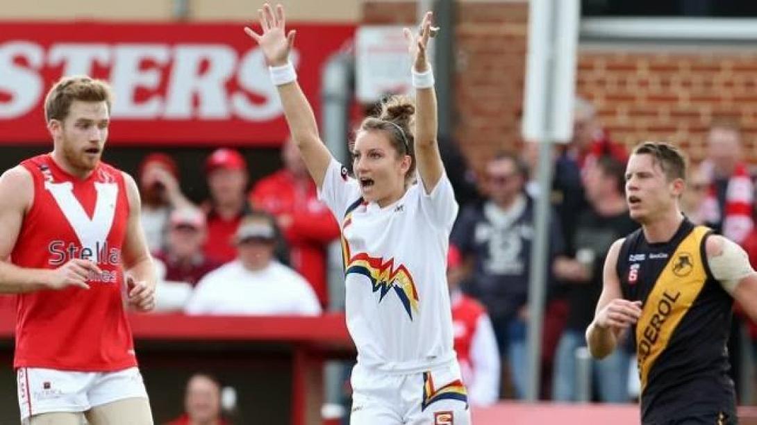 Αυστραλία: Ελληνίδα η πρώτη γυναίκα-διαιτητής του αυστραλιανού φούτμπολ