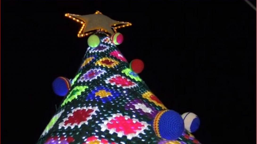 εντυπωσιακό πλεκτό δέντρο στην Ζάκυνθο: Με βελονάκι στο χέρι .jpg