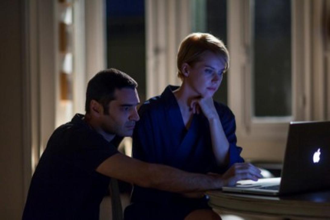 Ο Χριστόφορος Παπακαλιάτης παρουσιάζει ... "Έναν άλλο κόσμο" (βίντεο)