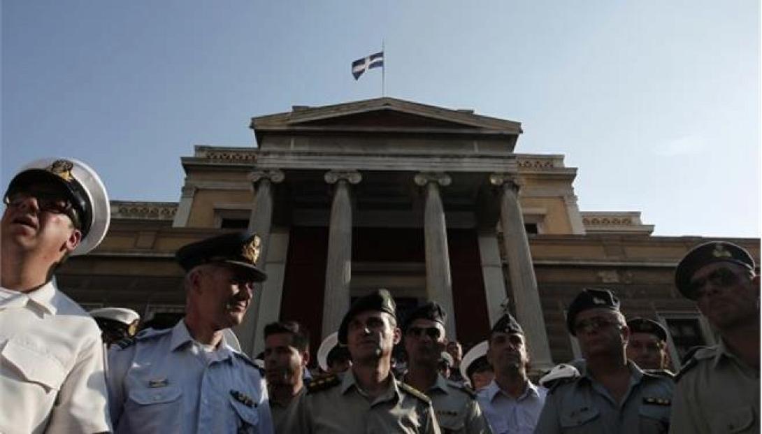 Στο ΣτΕ και πάλι οι ένστολοι για τις μειώσεις των αποδοχών τους