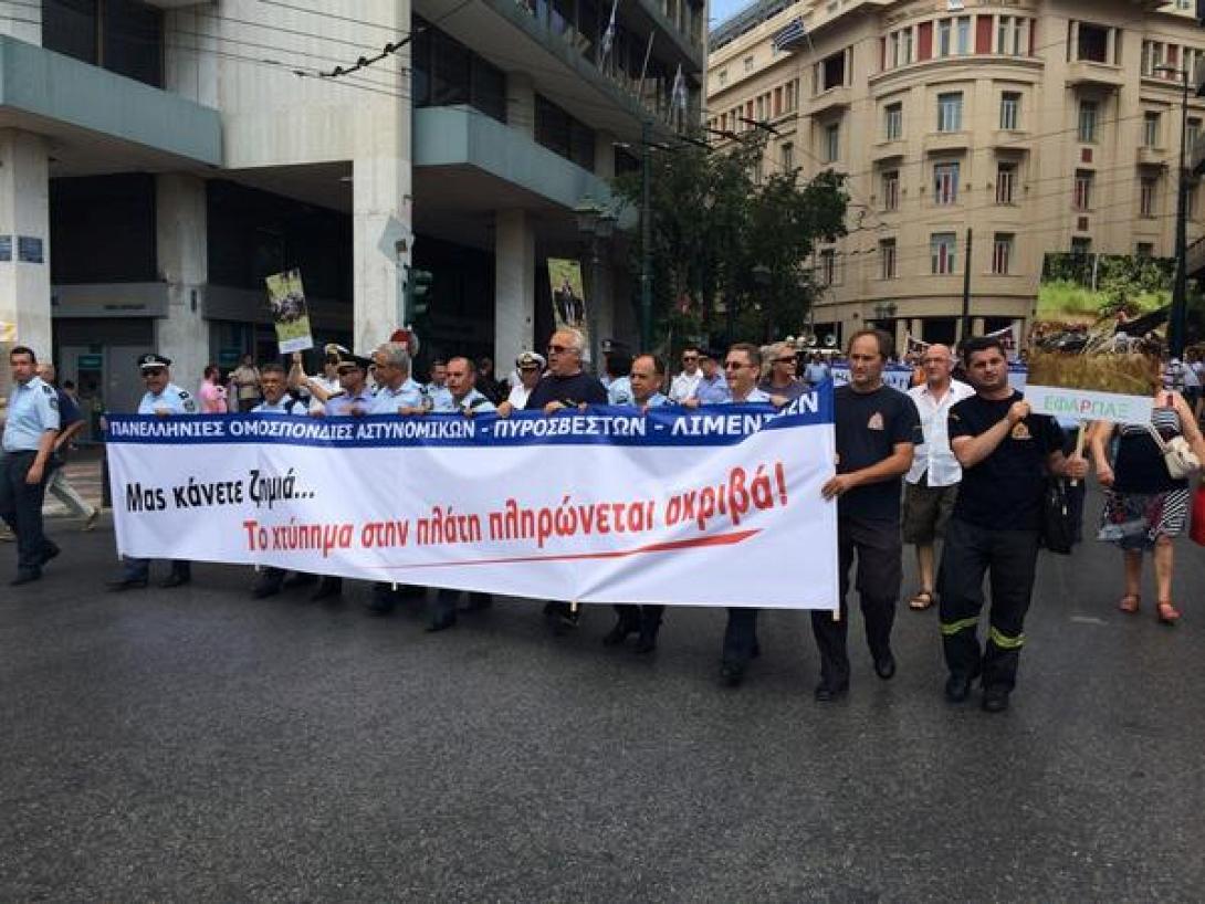 Στη Βουλή το πολυνομοσχέδιο, στους δρόμους οι ένστολοι