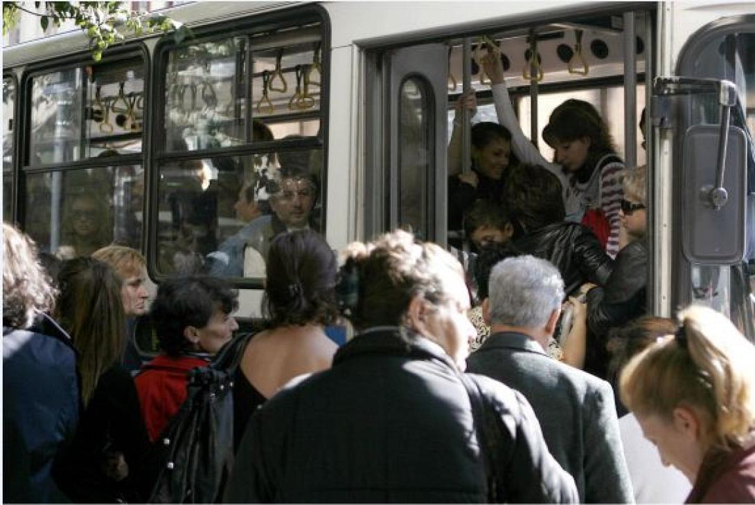 Κίνδυνος για τους πεζούς τα παρκαρισμένα αυτοκίνητα στις στάσεις λεωφορείων