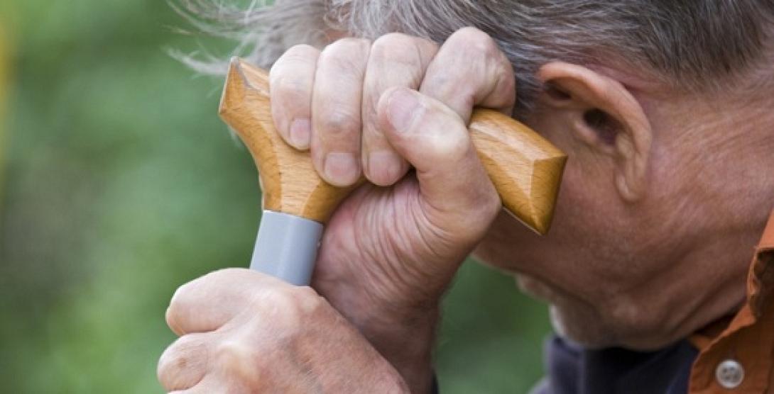 Εννέα άτομα επιτέθηκαν σε ηλικιωμένο για 170 ευρώ!