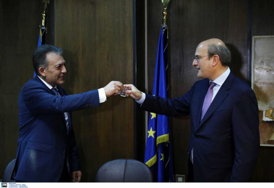 Με ρακές η παράδοση – παραλαβή στο υπουργείο Εργασίας 