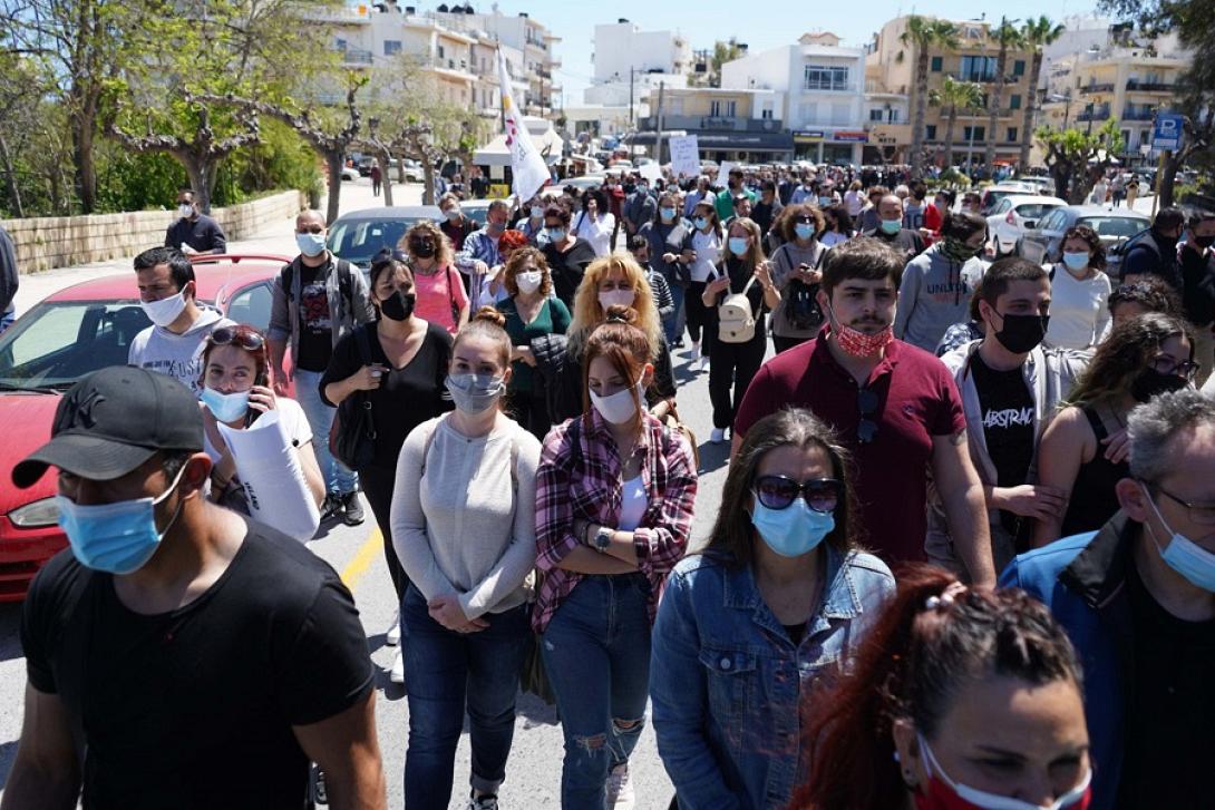 Οι εργαζόμενοι σε εστίαση και τουρισμού έκαναν πορεία προς το κέντρο της πόλης