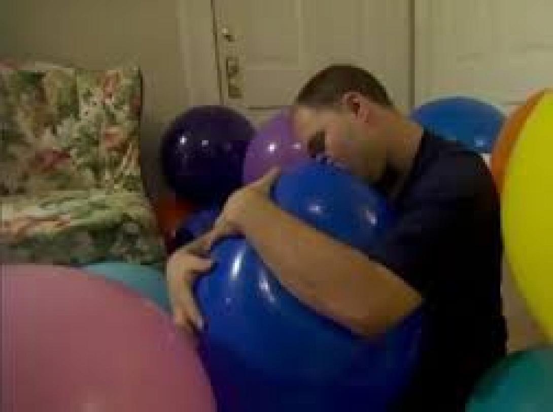 Ερωτευμένος με τα... μπαλόνια του! 