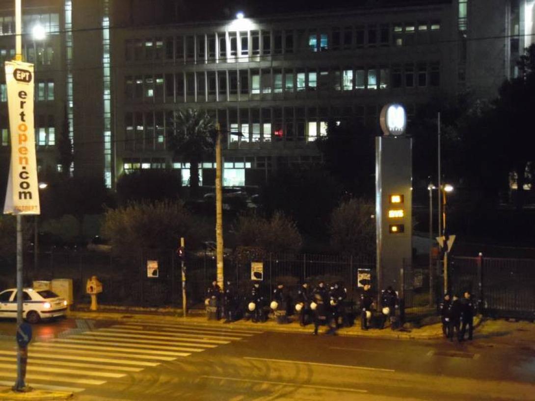 ΜΑΤ βρίσκονται έξω από το Ραδιομέγαρο της ΕΡΤ 