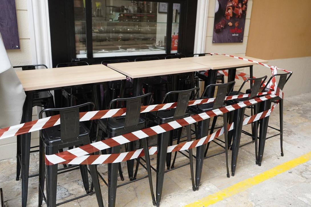 Κορδέλες στα τραπεζοκαθίσματα καταστημάτων