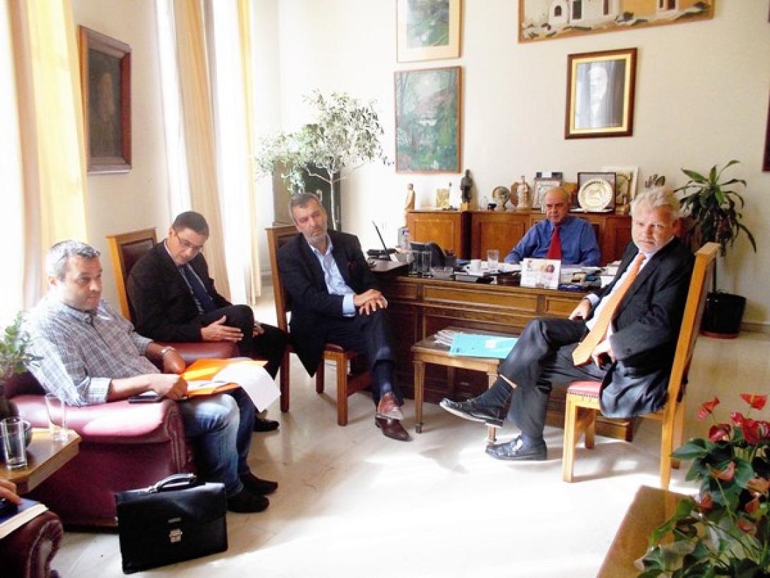 Το θέμα του δανείου επί τάπητος στη συνάντηση Λαμπρινού  - Ε.Τ.Επ