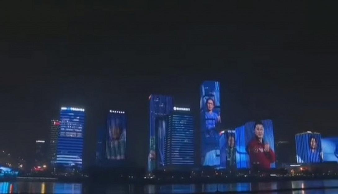 Η Κίνα φωτίζει στα κτίρια τα πρόσωπα των γιατρών που πολέμησαν τον κορονωιό