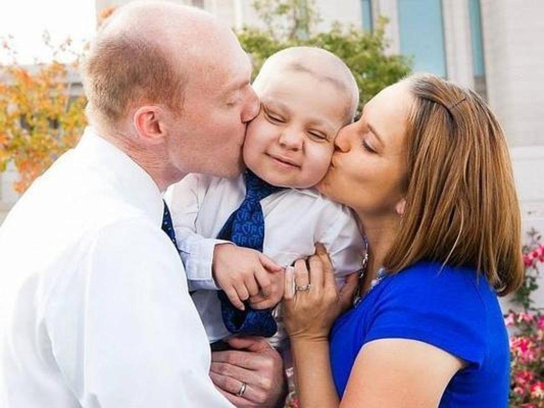 Μια πόλη γιορτάζει νωρίτερα τα Χριστούγεννα για χάρη ενός 4χρονου που έχει λίγες μέρες ζωής... 