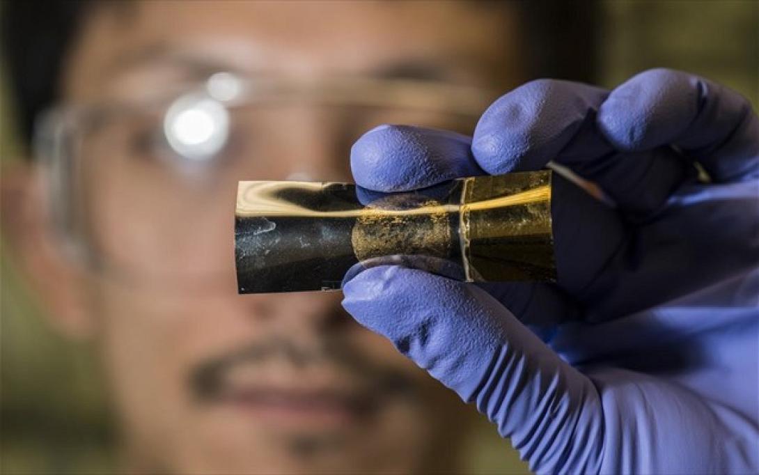 Μπαταρία με πάχος ένα εκατοστό της ίντσας