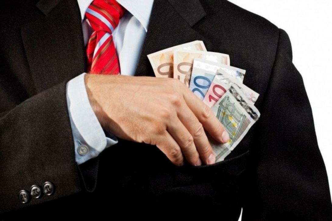 Der Spiegel: Πάνω από 5.000 δημόσιοι υπάλληλοι στην Ελλάδα έβγαλαν λεφτά στο εξωτερικό