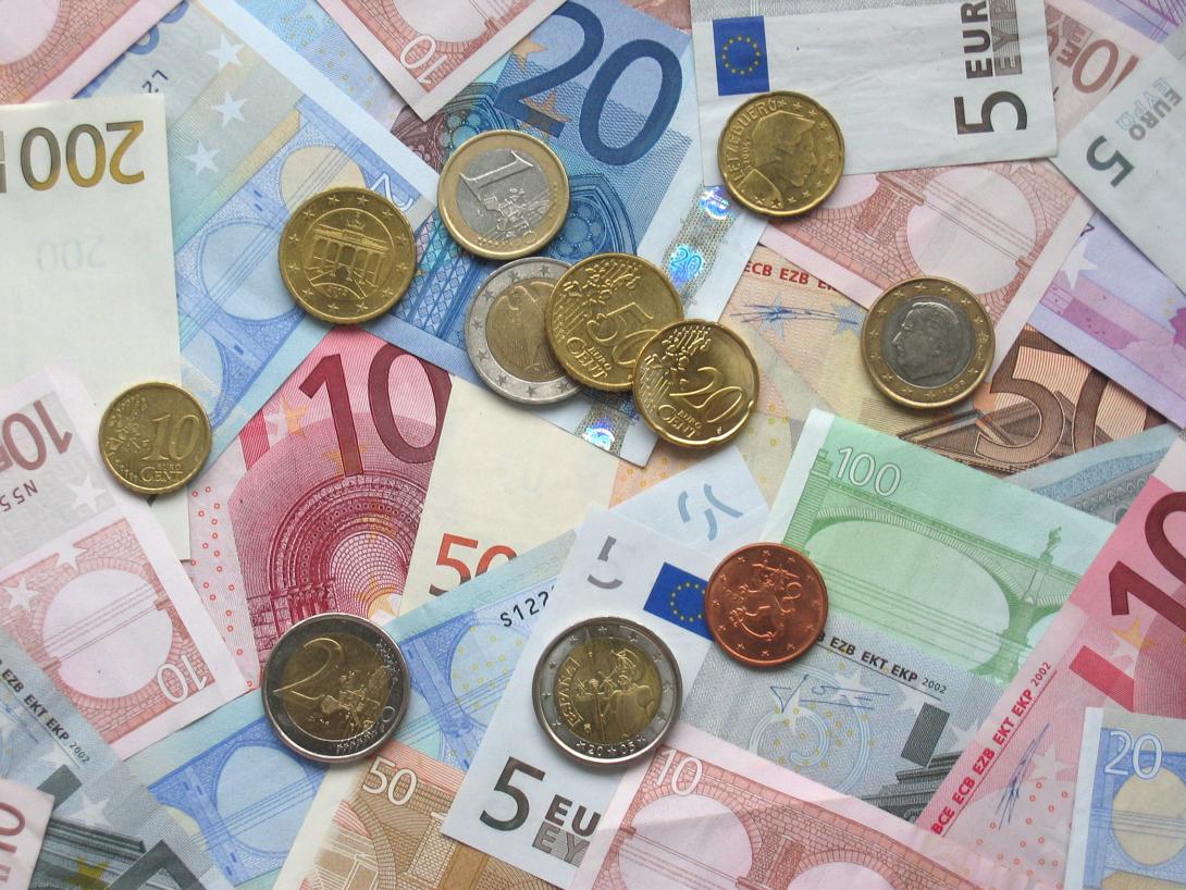 euro_coins_and_banknotes.jpg