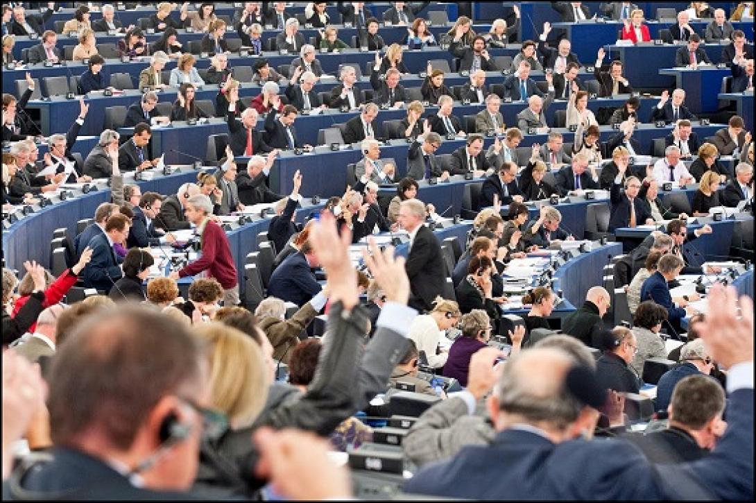 "Χαστούκι" στην τρόικα από την Ολομέλεια του Ευρωκοινοβουλίου