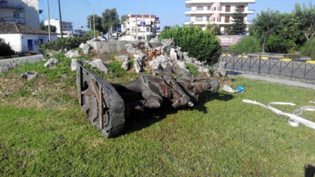 Άρτα: Γκρέμισαν τον ανδριάντα του "Εύζωνα" (φωτογραφίες)