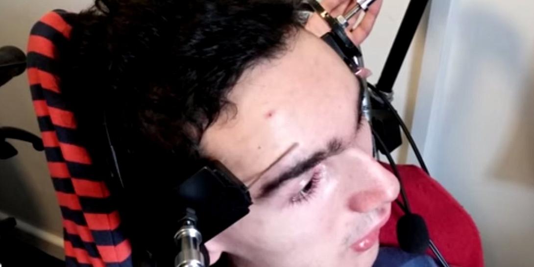 O έφηβος που παίζει minecraft με τα ...φρύδια! 