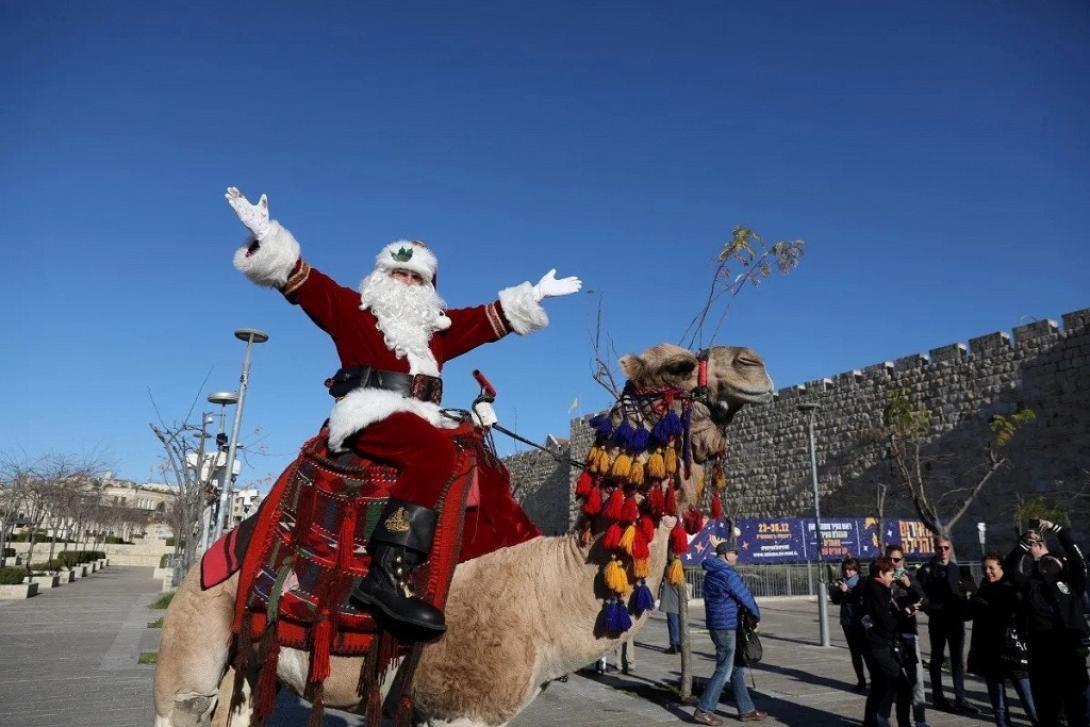 Ο μοναδικός Άη Βασίλης με … πτυχίο στους Αγίους Τόπους.jpg