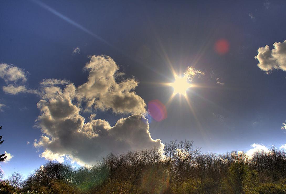 Ανοιξιάτικος καιρός με ηλιοφάνεια και λίγες νεφώσεις
