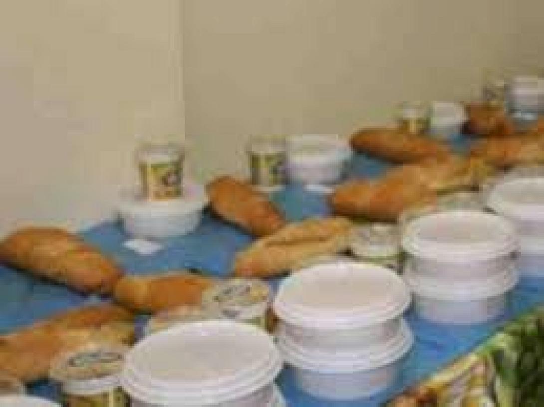 Κρέμασαν σακούλες με φαγητό σε δέντρο για τους άπορους 