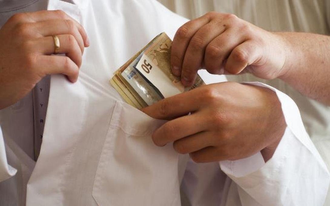 Γυναικολόγος κατηγορείται ότι ζήτησε φακελάκι 250 ευρώ για επέμβαση