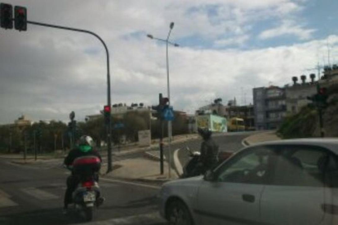 Ηράκλειο: "Κόπηκε" στη μέση η παραλιακή από τον φοίνικα που ξερίζωσε ο άνεμος (φωτο)