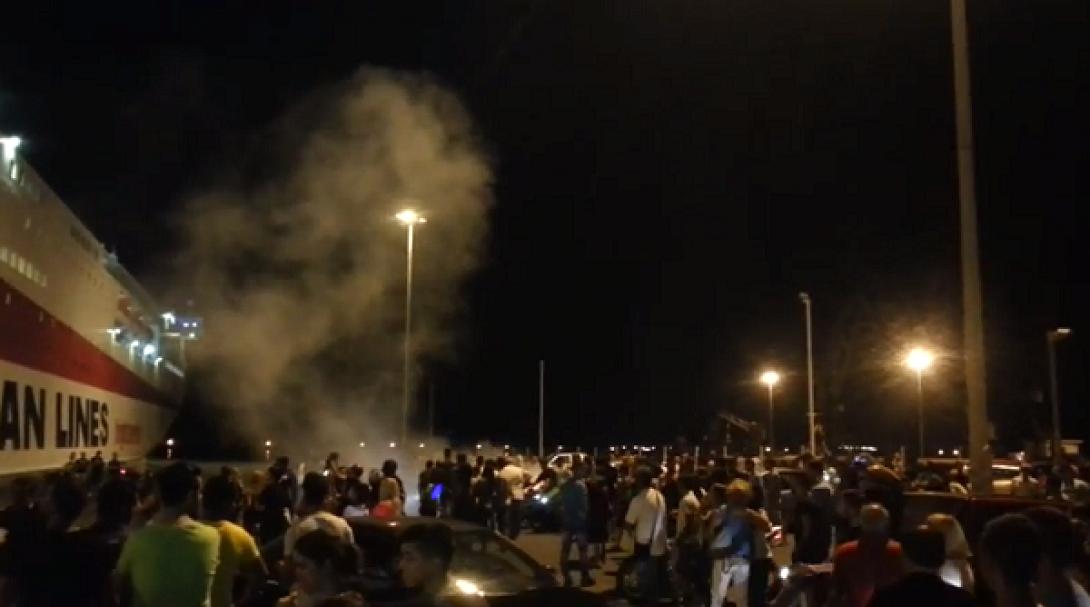 "Καλή θητεία" στους φαντάρους με κρητικό γλέντι στο λιμάνι του Ηρακλείου (βίντεο)