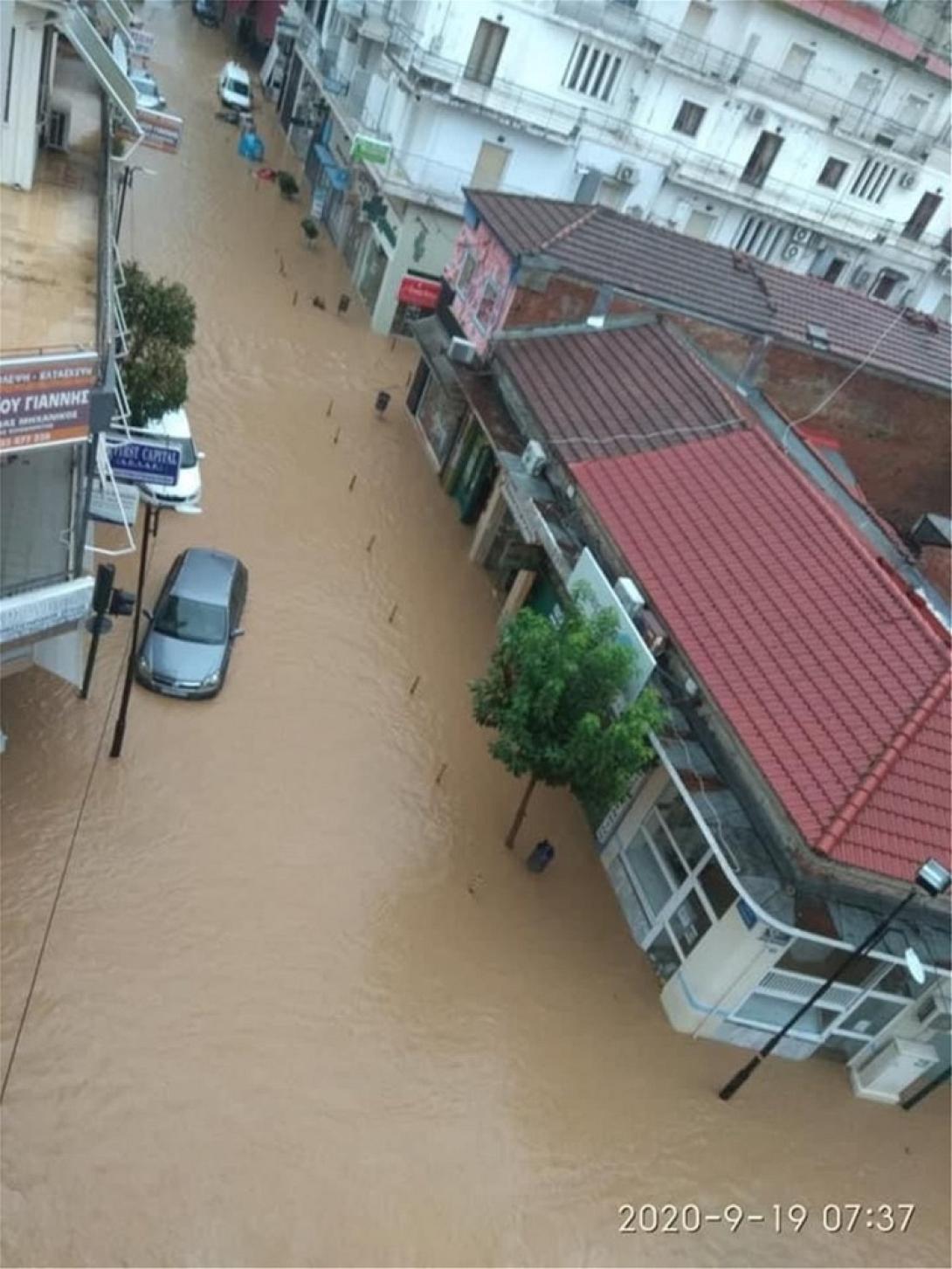 Ο κυκλώνας "Ιανός" μετέτρεψε τους δρόμους σε ποτάμια