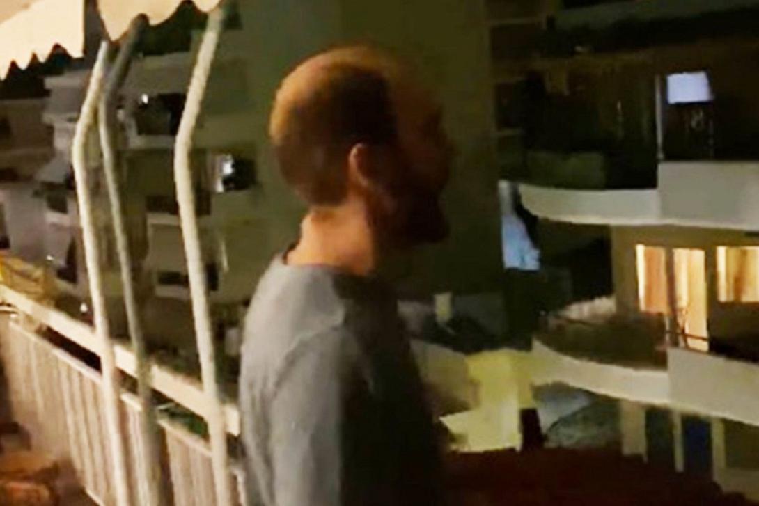Ελληνας τραγουδάει στο μπαλκόνι
