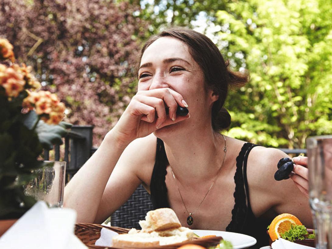 γυναίκα τρωει -γελάει