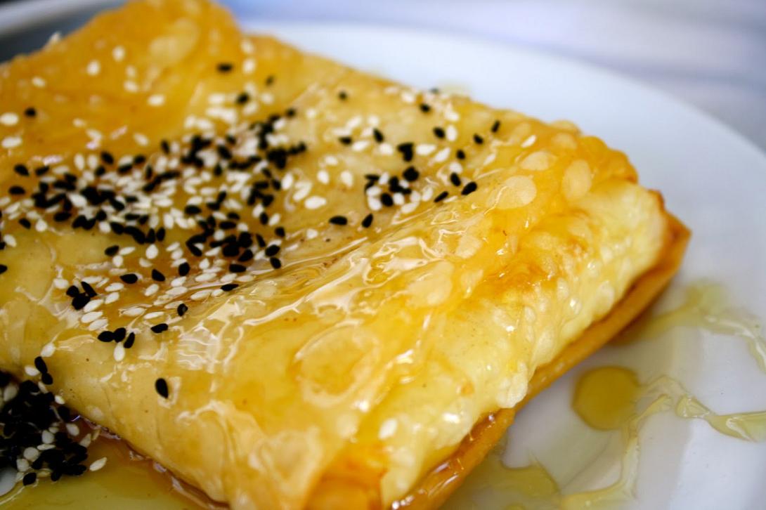 Φέτα σε φύλλο κρούστας με γλυκόξινη σάλτσα